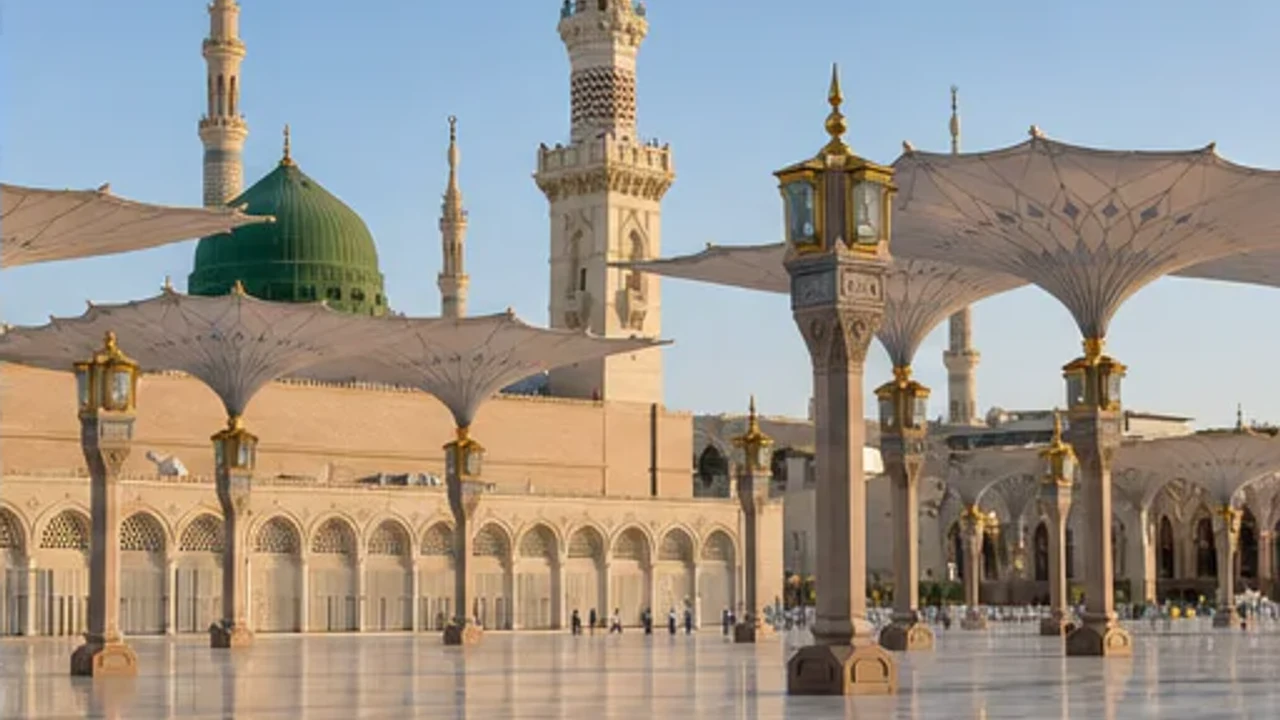 Umrah journeys travel scene